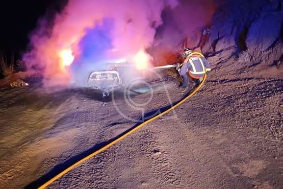 Incendio de un vehículo en un camino próximo a la Caldera de los Marteles/TA.